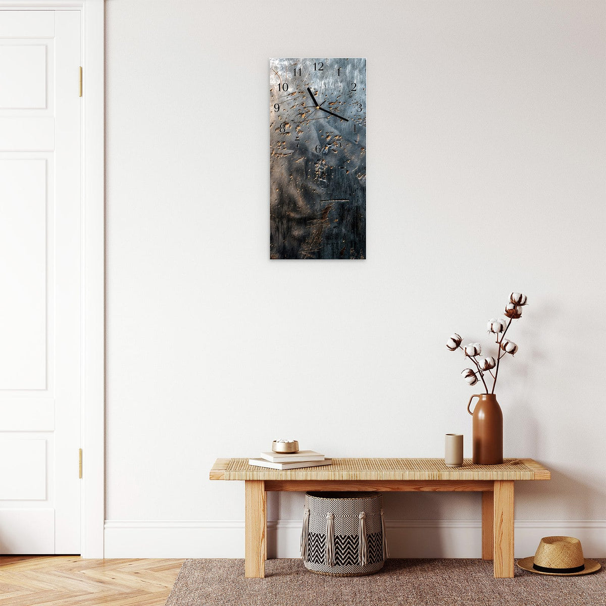 Moderne Wanduhr aus Glas mit Farbtiefe – Wanduhr Metalltextur aus Glas – Hochformat 30 × 60 cm