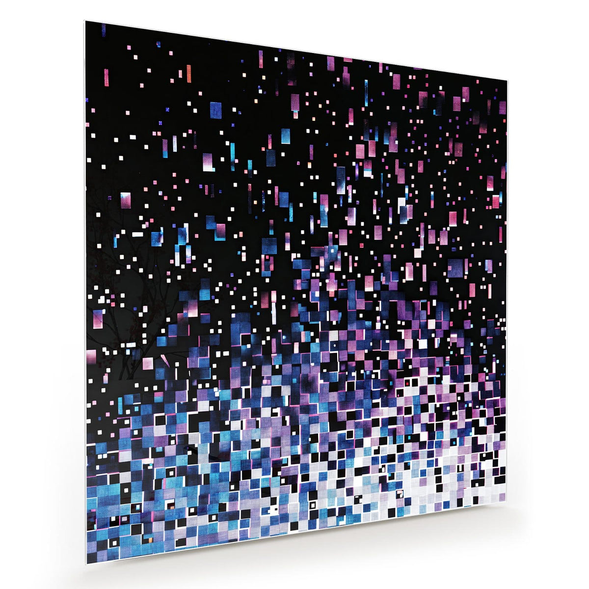 Blaue, violette und weiße Quadrate, die von unten nach oben ins Schwarz ausdünnen