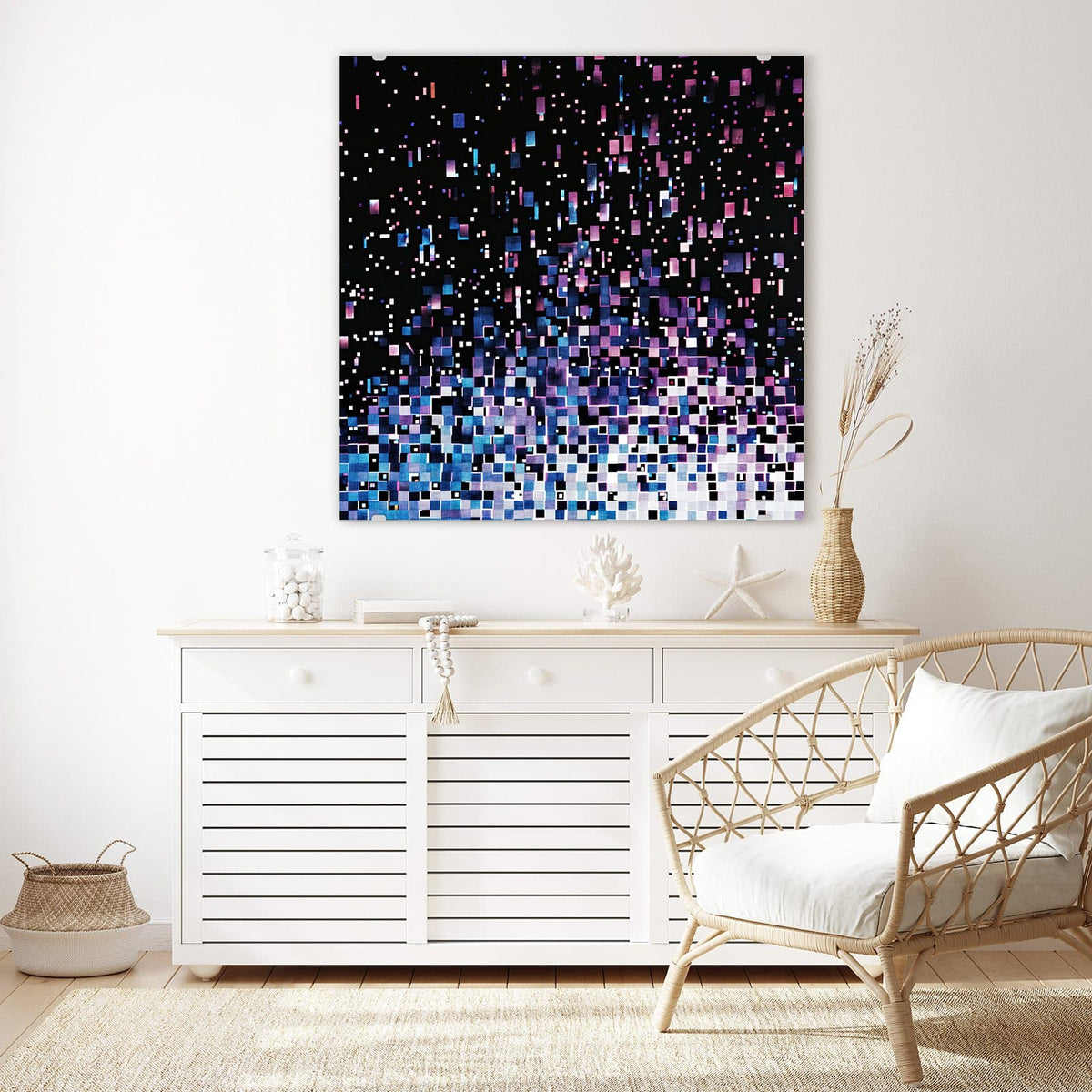 Glasbild Pixelmuster an der Wand – Blaue, violette und weiße Quadrate, die von unten nach oben ins Schwarz ausdünnen
