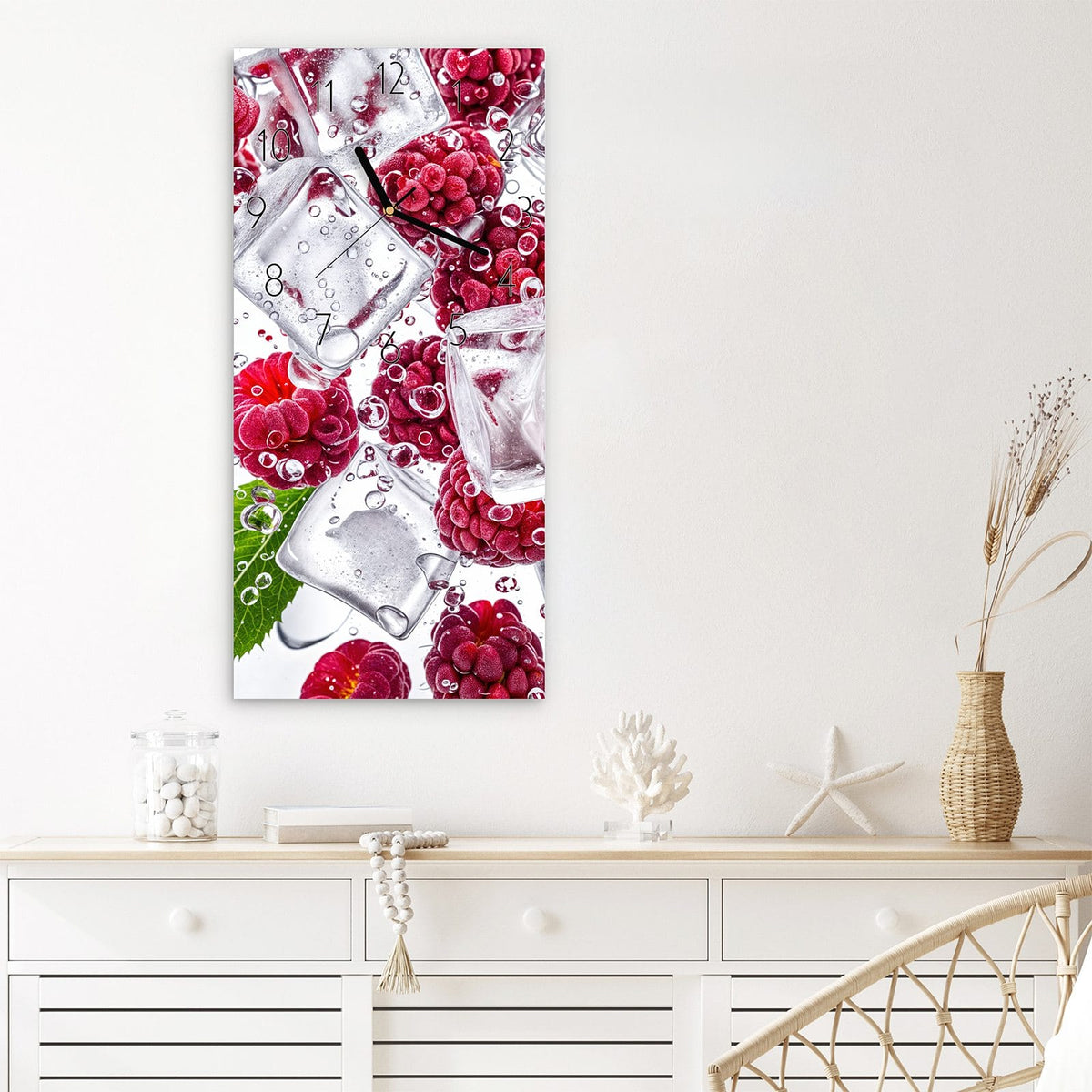 Wanduhr Himbeereis aus Glas – Himbeeren zwischen Eiswürfeln