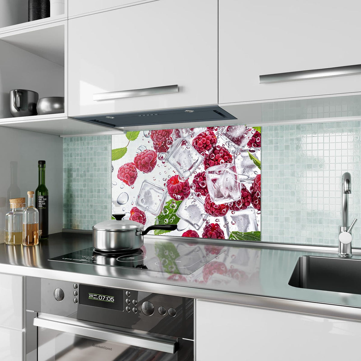 Küchenrückwand aus Glas Himbeeren im Eis im Hochformat als Spritzschutz hinter dem Kochfeld, über dem Fliesenspiegel montiert