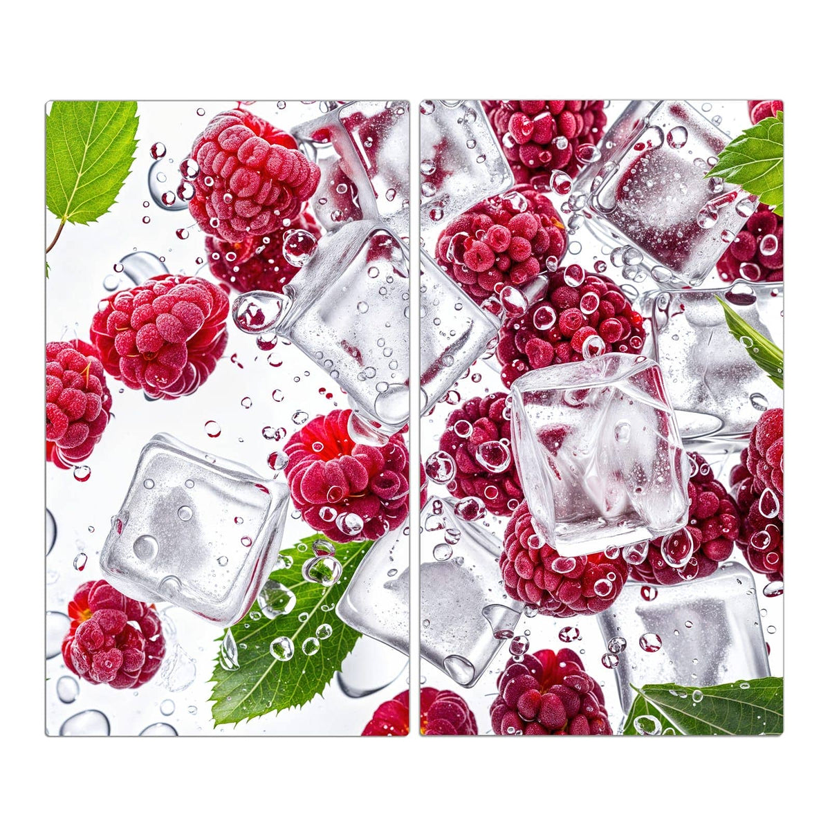 Frische Himbeeren zwischen klaren Eiswürfeln mit Wassertropfen und grünen Blättern