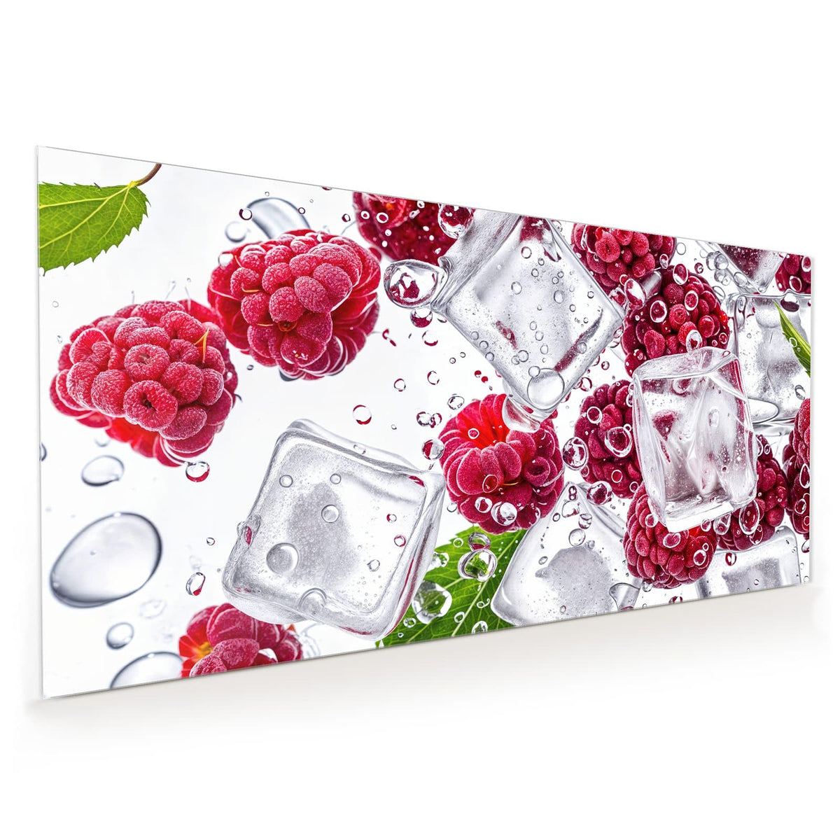 Küchenrückwand aus Glas im Hochformat: Frische Himbeeren zwischen klaren Eiswürfeln mit Wassertropfen und grünen Blättern