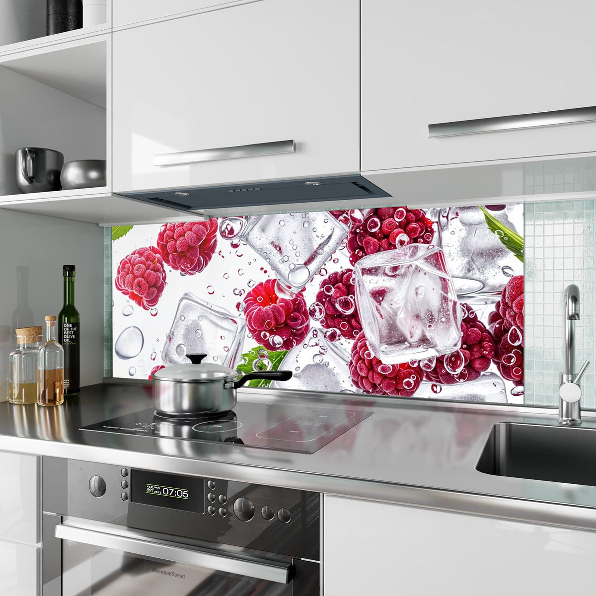 Küchenrückwand aus Glas Himbeeren im Eis im Hochformat als Spritzschutz hinter dem Kochfeld, über dem Fliesenspiegel montiert