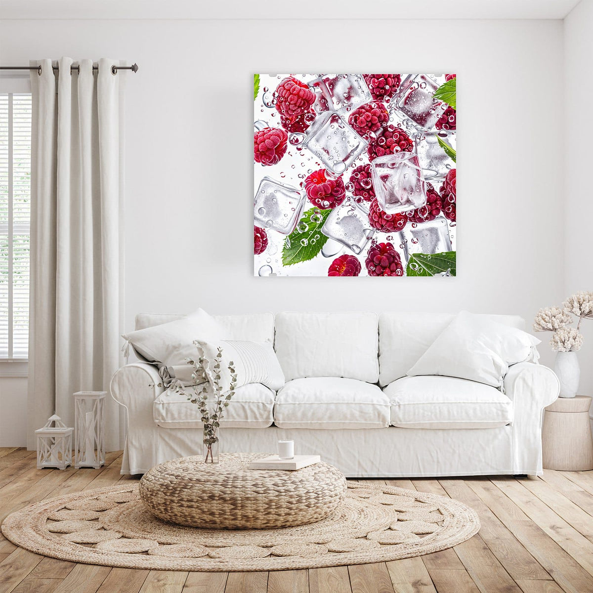 Glasbild Himbeeren im Eis an der Wand – Frische Himbeeren zwischen klaren Eiswürfeln mit Wassertropfen und grünen Blättern