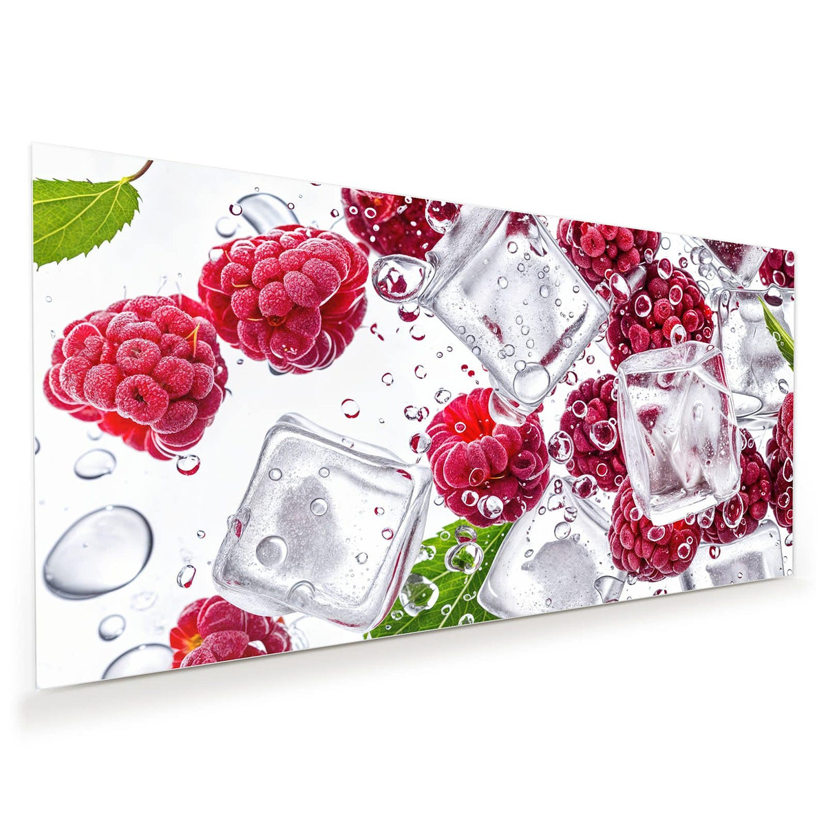 Frische Himbeeren zwischen klaren Eiswürfeln mit Wassertropfen und grünen Blättern