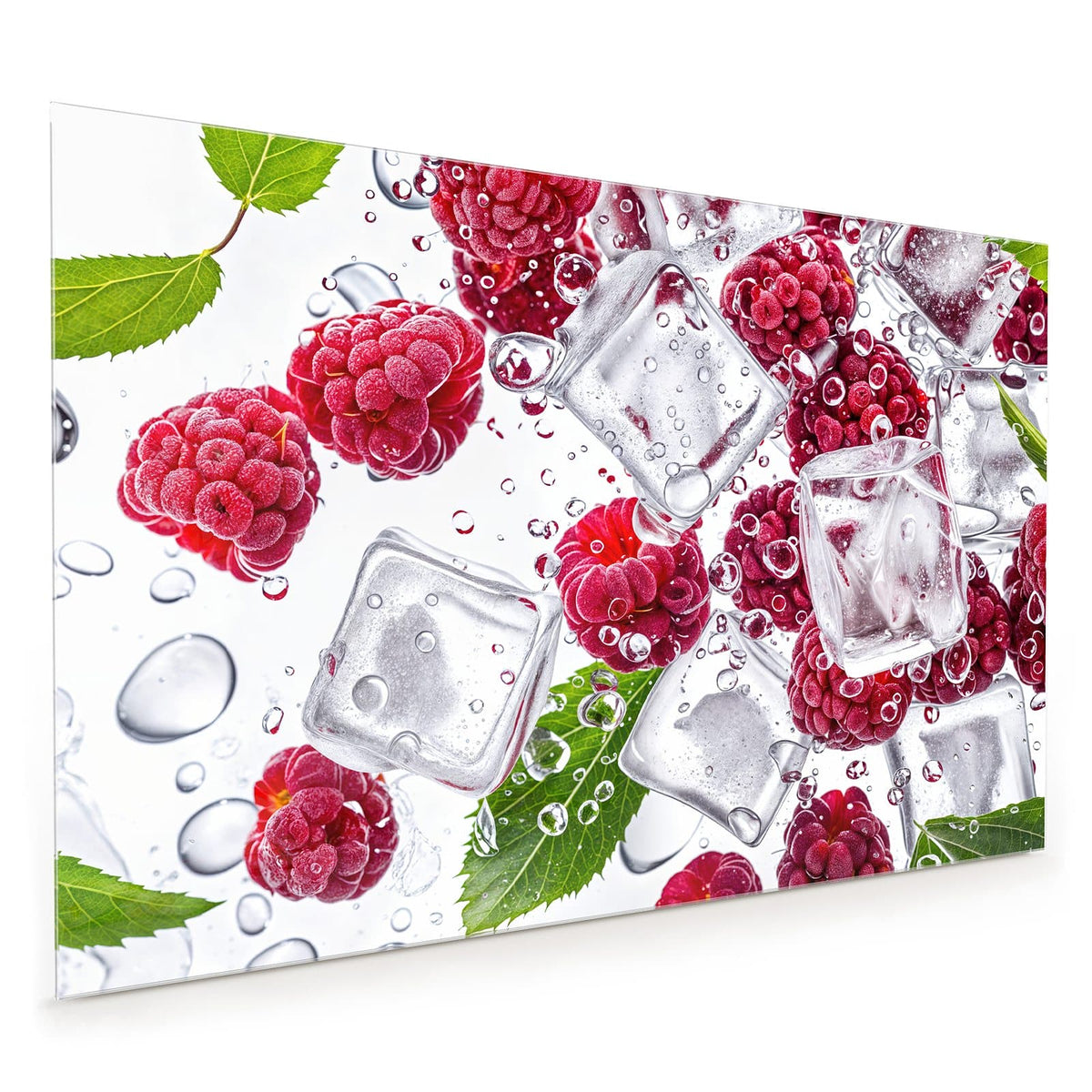 Küchenrückwand aus Glas im Hochformat: Frische Himbeeren zwischen klaren Eiswürfeln mit Wassertropfen und grünen Blättern