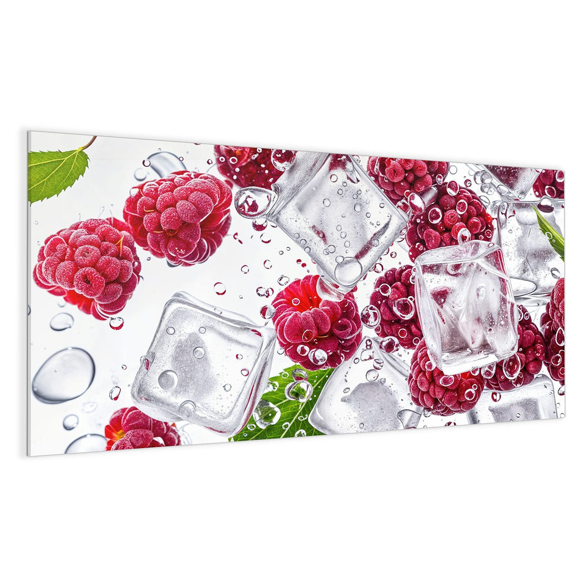 Frische Himbeeren zwischen klaren Eiswürfeln mit Wassertropfen und grünen Blättern