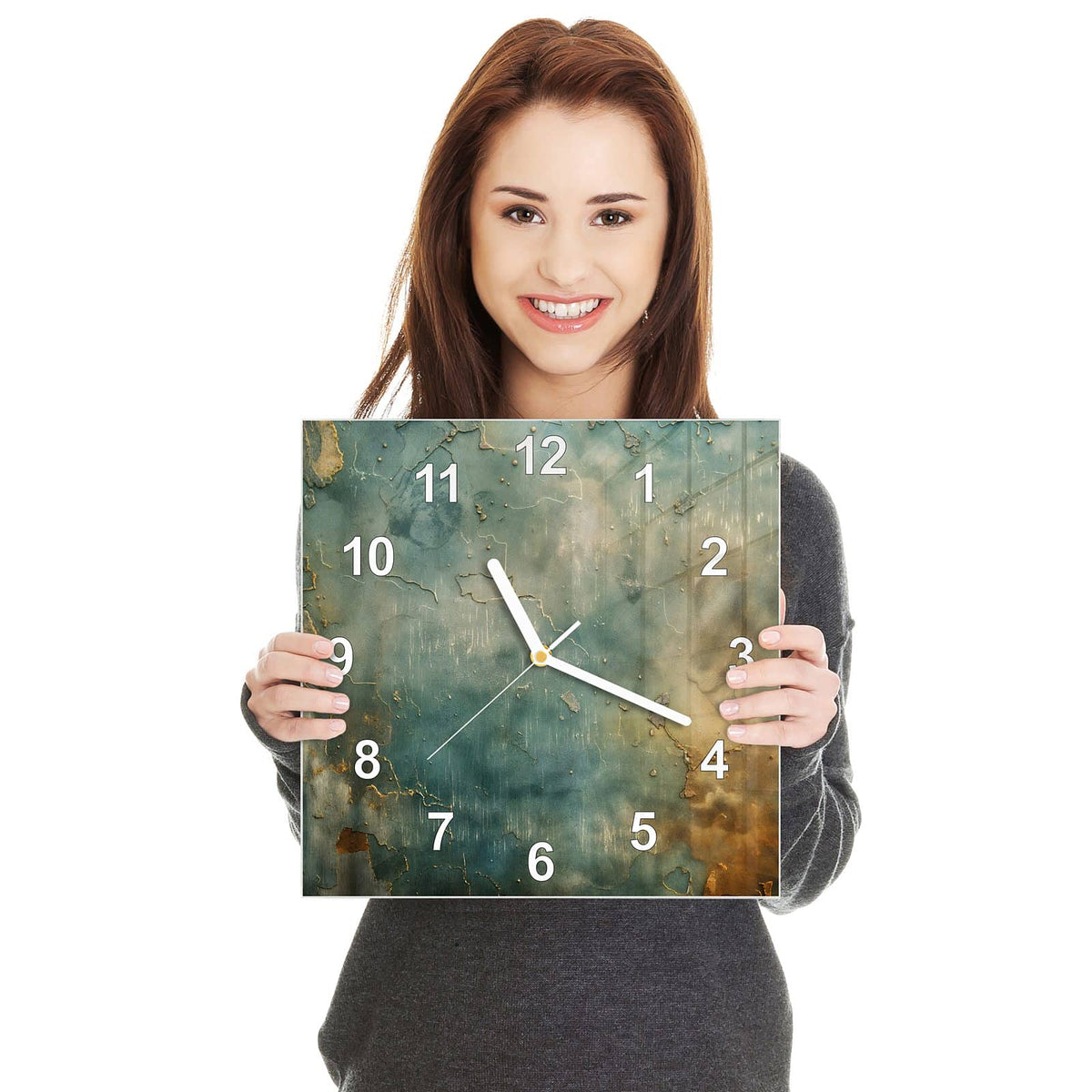 Quadratische Wanduhr aus Glas Türkise Patina mit Gold in zwei Händen gehalten – Größenvergleich, 30 × 30 cm