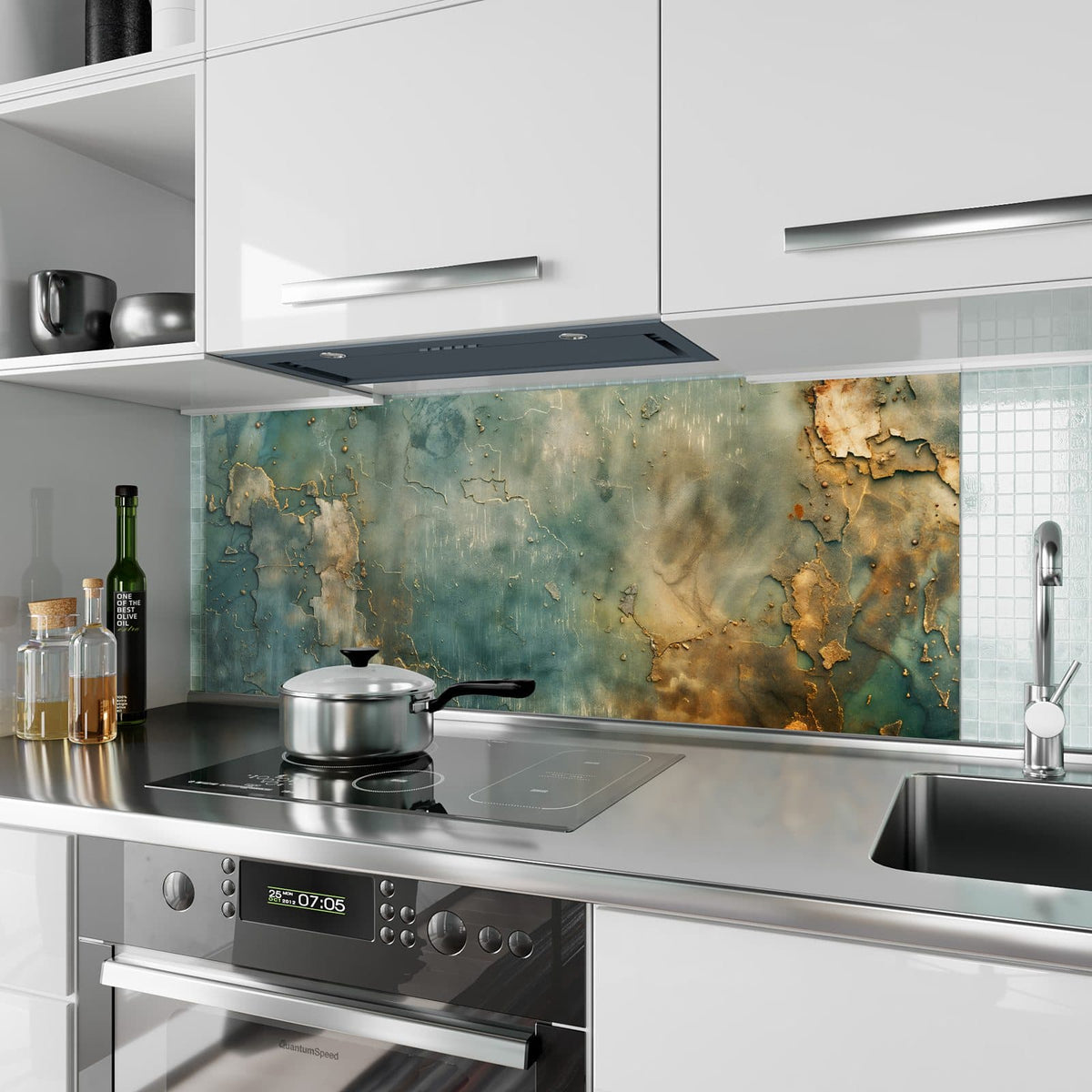 Küchenrückwand aus Glas Türkise Patina mit Gold im Hochformat als Spritzschutz hinter dem Kochfeld, über dem Fliesenspiegel montiert