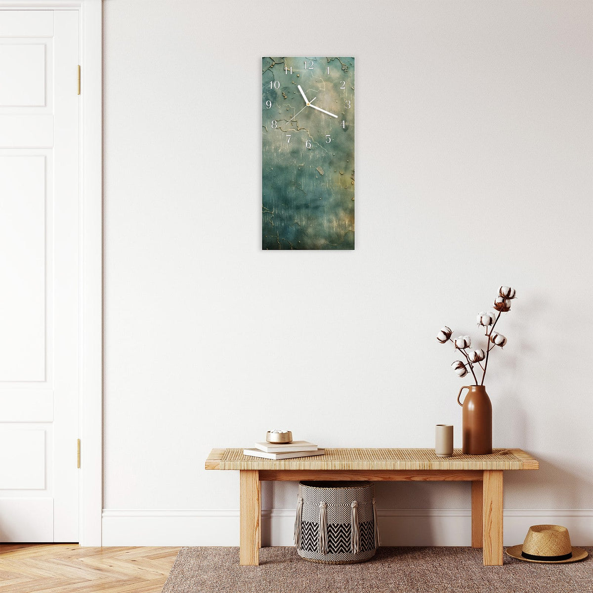 Moderne Wanduhr aus Glas mit Farbtiefe – Wanduhr Gealterte Wand aus Glas – Hochformat 30 × 60 cm