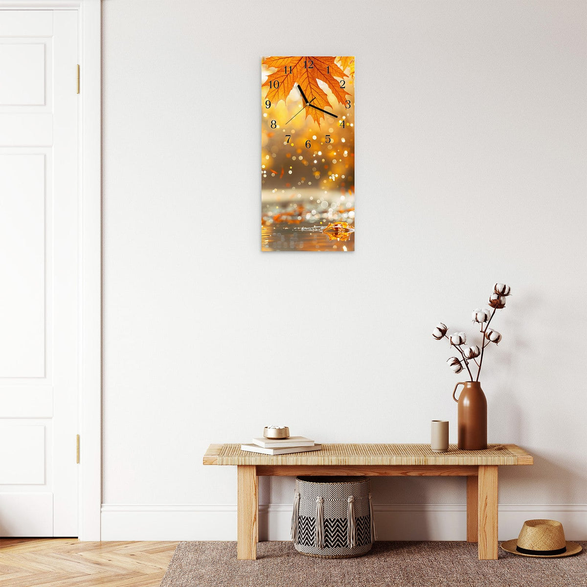Große orangerote Ahornblätter im Vordergrund vor goldenem Bokeh, unten nasses Laub