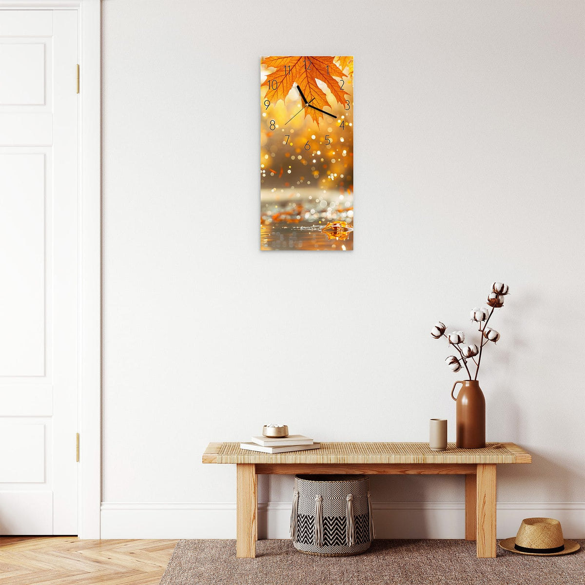 Wanduhr aus Glas im Hochformat Orange Ahornblätter mit Ziffernblatt Elegant über einer Holzbank im Flur