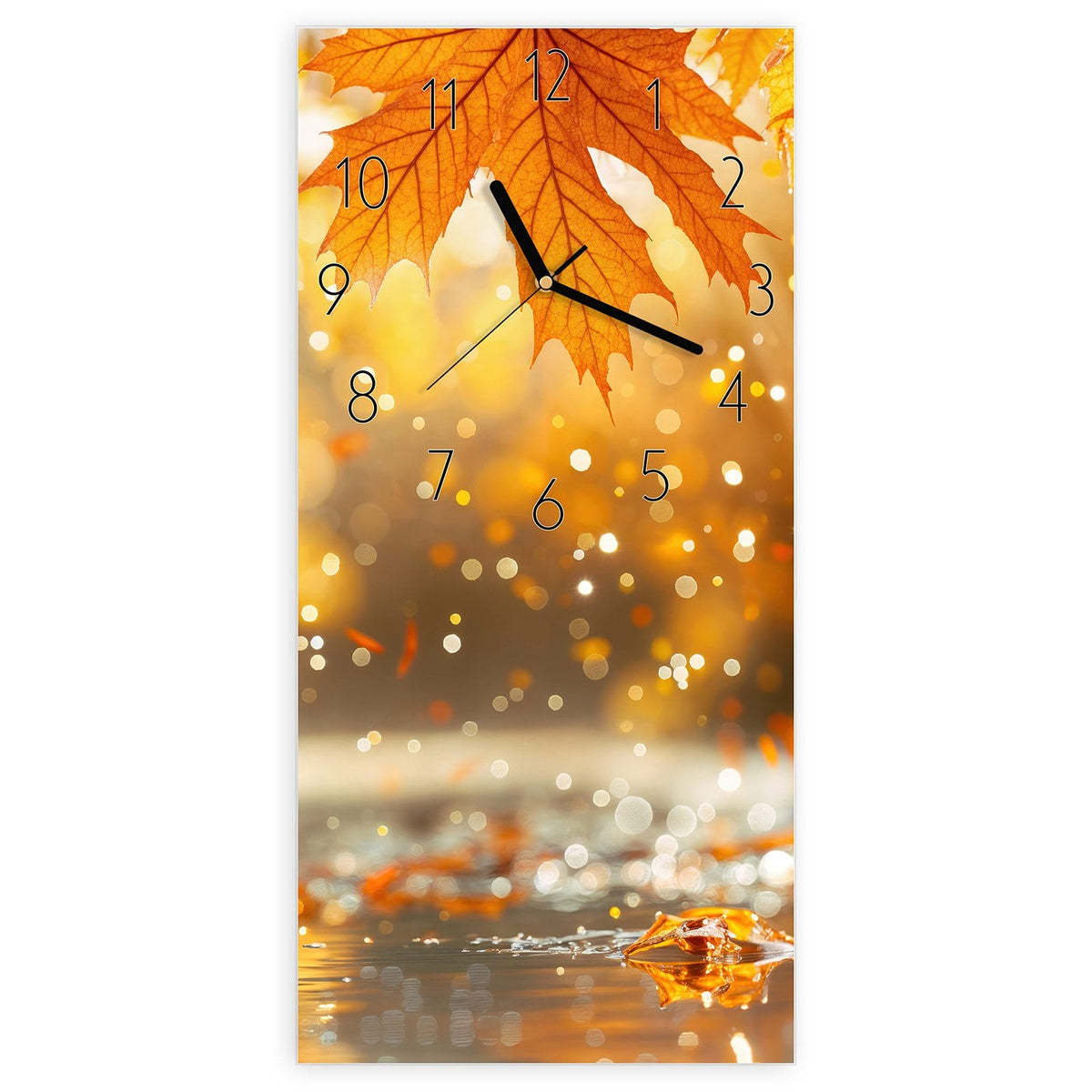 Wanduhr aus Glas, Ziffernblatt Elegant: Große orangerote Ahornblätter im Vordergrund vor goldenem Bokeh, unten nasses Laub #ziffernblatt_Elegant