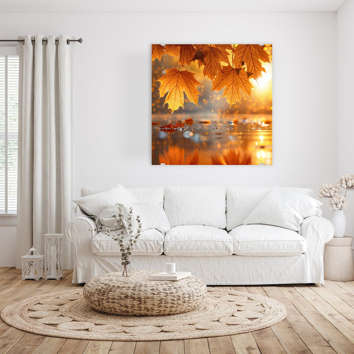Glasbild Ahornlaub über Wasser an der Wand – Große orangegoldene Ahornblätter hängen über einer spiegelnden Wasserfläche mit Lichtbokeh