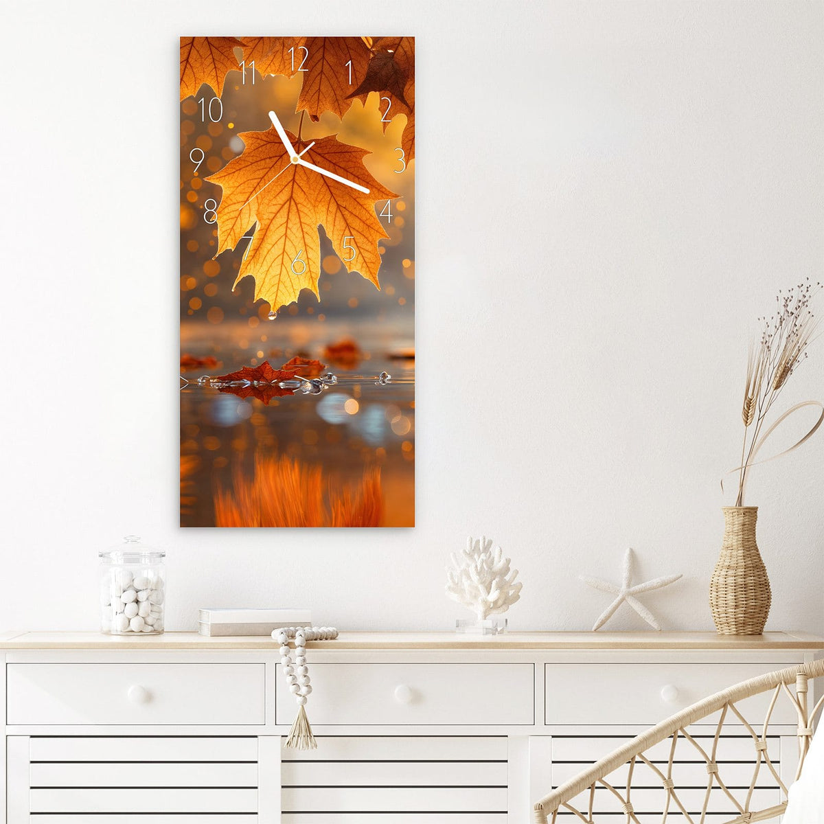 Wanduhr Goldene Herbstblätter aus Glas – Herbstblätter vor goldenem Hintergrund