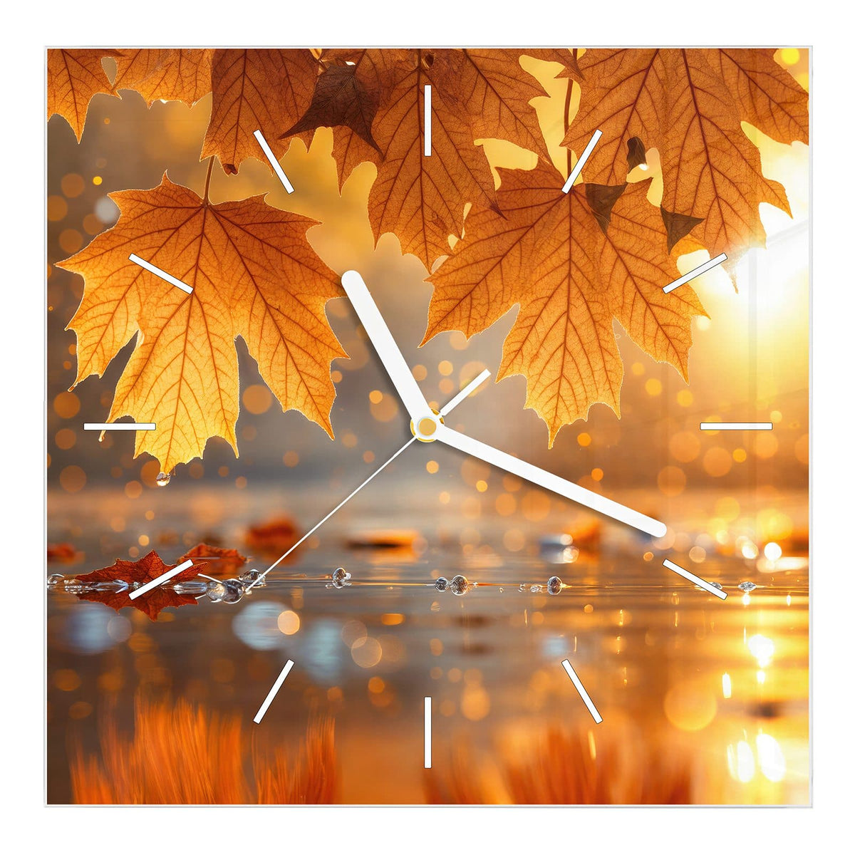 Wanduhr aus Glas, Ziffernblatt Linie: Große orangegoldene Ahornblätter hängen über einer spiegelnden Wasserfläche mit Lichtbokeh