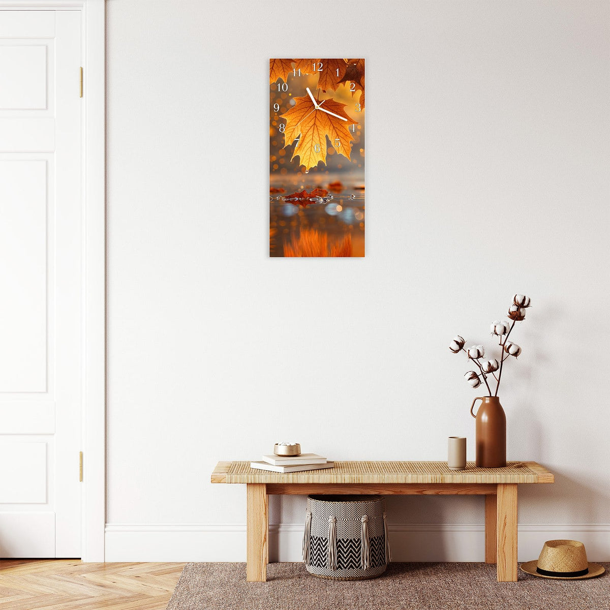 Moderne Wanduhr aus Glas mit Farbtiefe – Wanduhr Goldene Herbstblätter aus Glas – Hochformat 30 × 60 cm