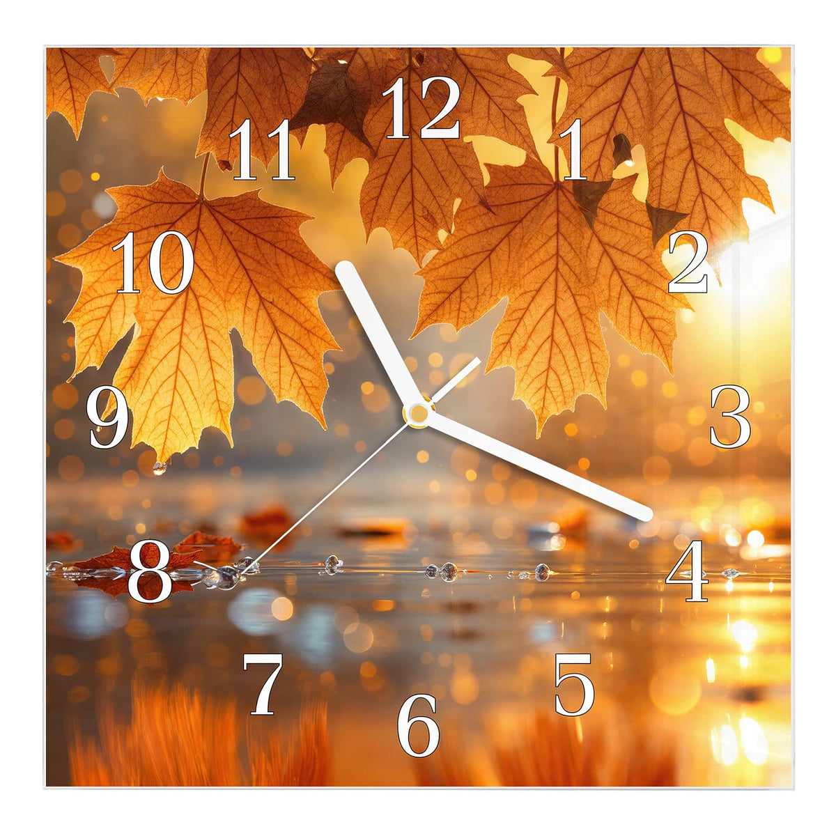 Wanduhr aus Glas, Ziffernblatt Klassisch: Große orangegoldene Ahornblätter hängen über einer spiegelnden Wasserfläche mit Lichtbokeh