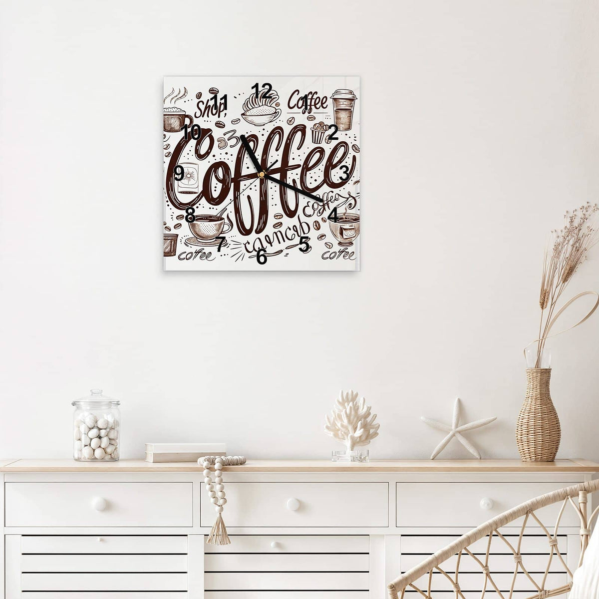 Quadratische Wanduhr aus Glas Handgezeichneter Kaffee mit Ziffernblatt Modern über einem weißen Sideboard