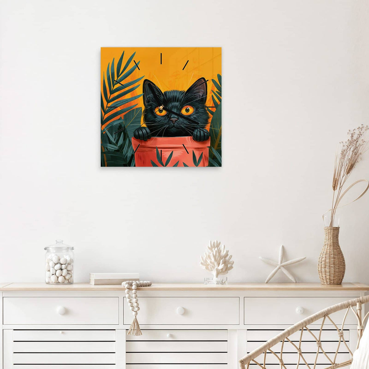 Quadratische Wanduhr aus Glas Katze im Blumentopf mit Ziffernblatt Linie über einem weißen Sideboard