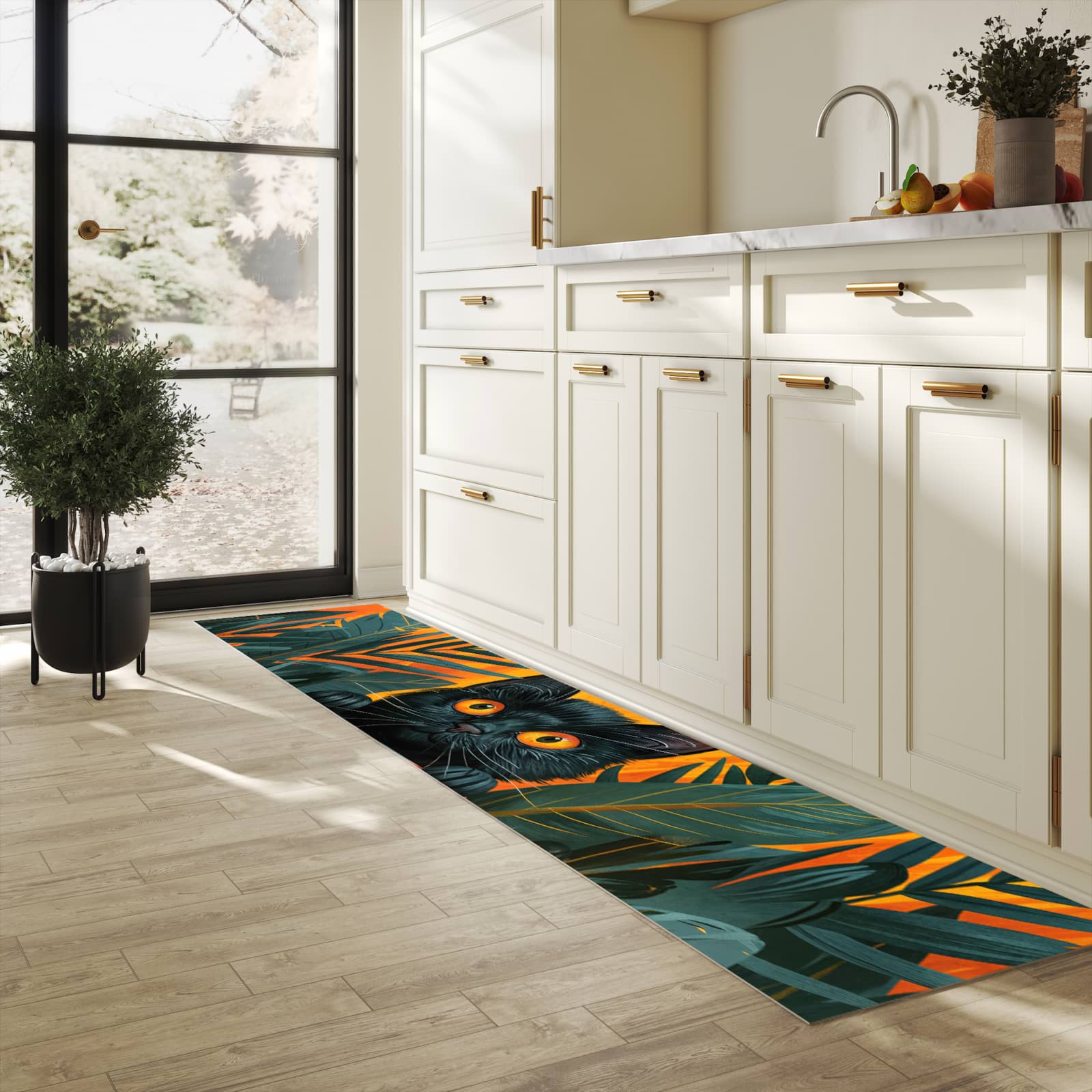 Formstabiler rutschfester Küchenteppich mit Motiv Katze im Dschungel in heller Küche