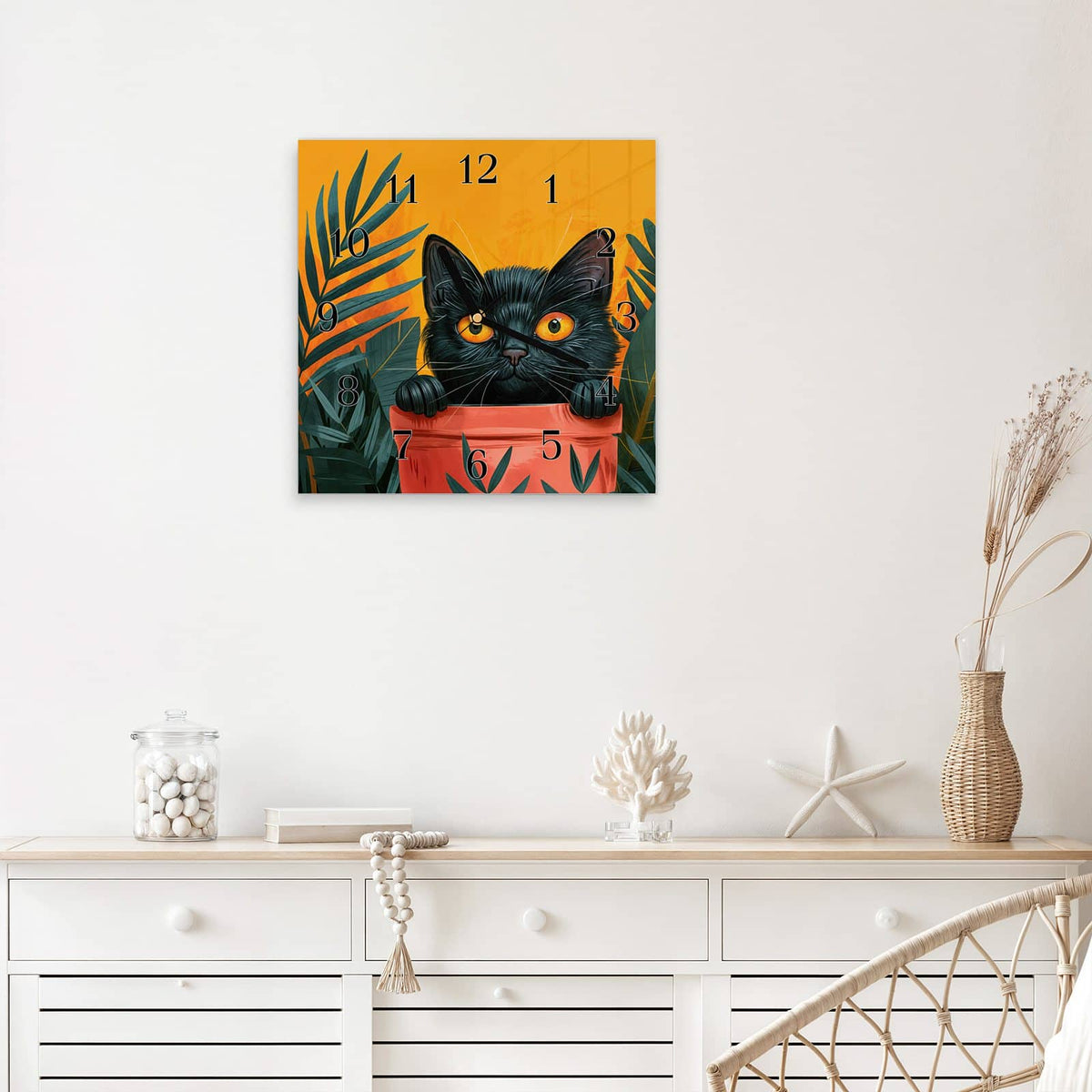 Quadratische Wanduhr aus Glas Katze im Blumentopf mit Ziffernblatt Klassisch über einem weißen Sideboard