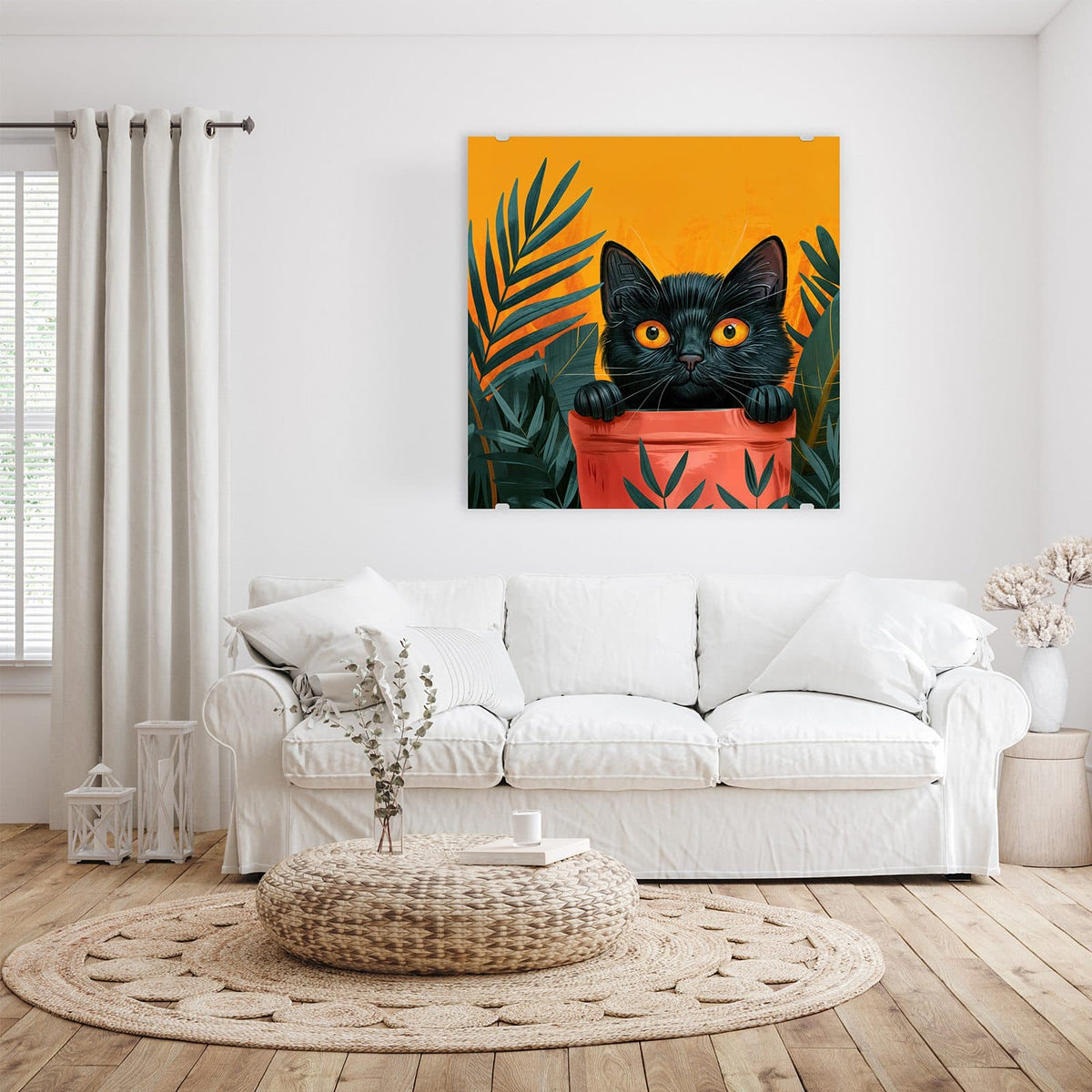 Illustrierte schwarze Katze mit orangen Augen, die aus einem roten Blumentopf schaut, Palmblätter vor Orange