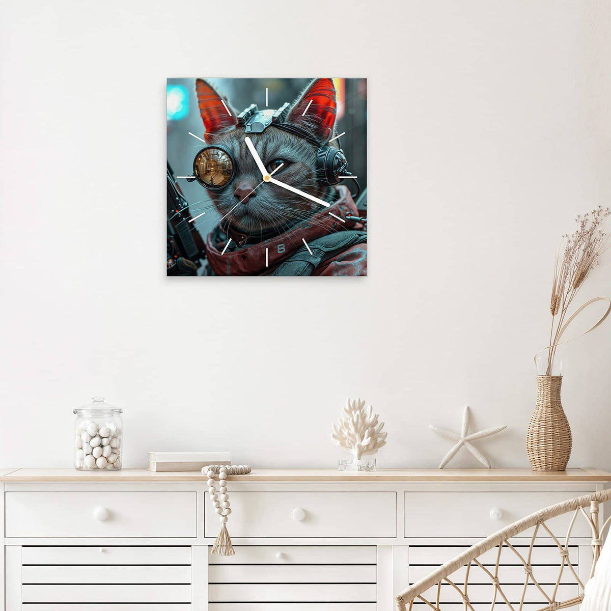 Quadratische Wanduhr aus Glas Katze mit Fliegerbrille mit Ziffernblatt Linie über einem weißen Sideboard