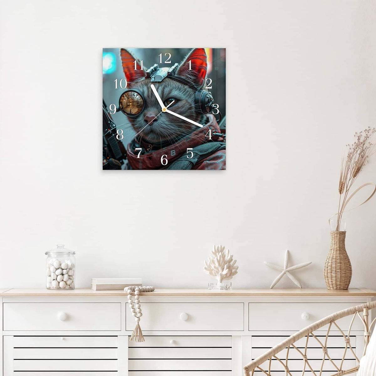 Quadratische Wanduhr aus Glas Katze mit Fliegerbrille mit Ziffernblatt Klassisch über einem weißen Sideboard