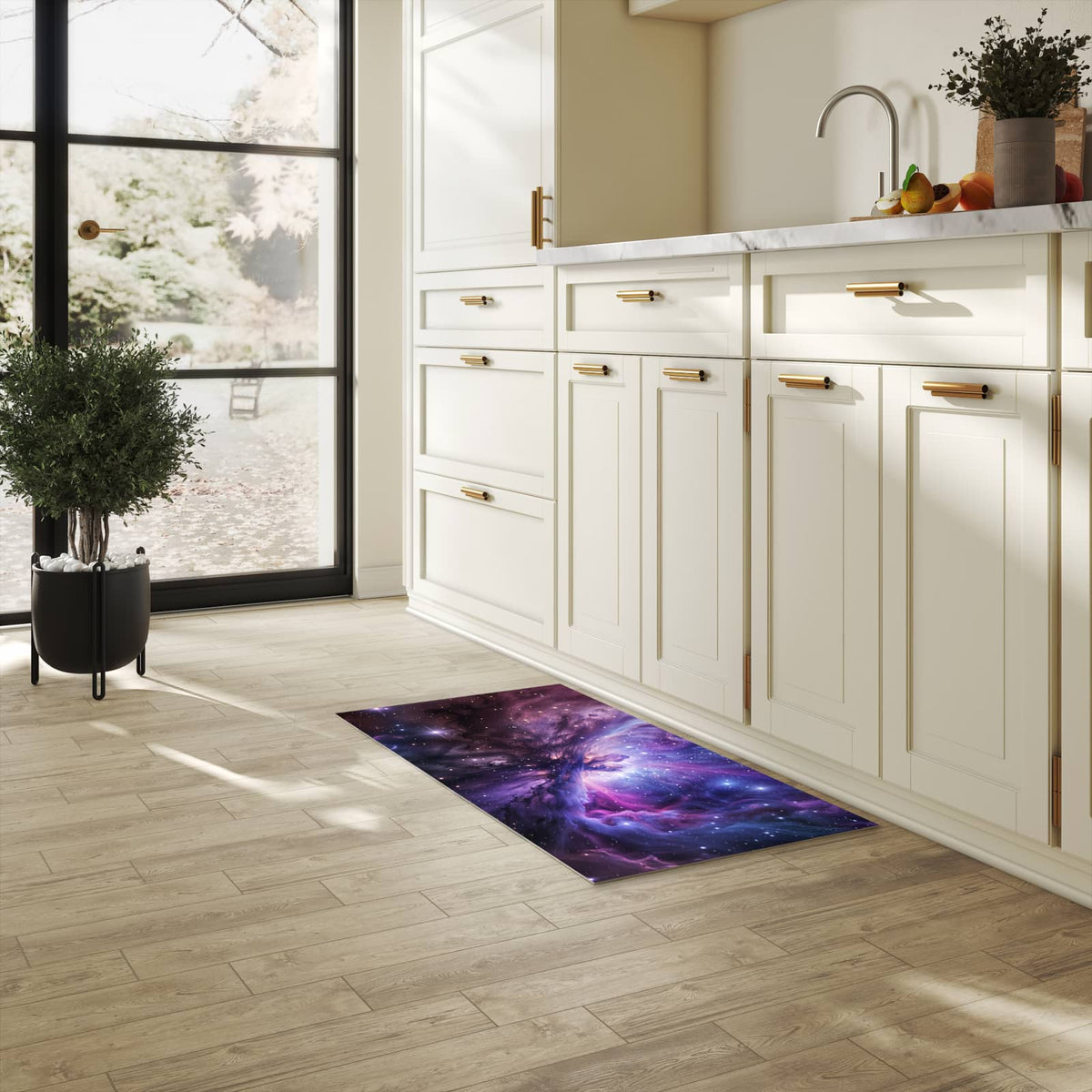 Waschbarer Küchenteppich mit Motiv Galaktisches Leuchten in heller Küche