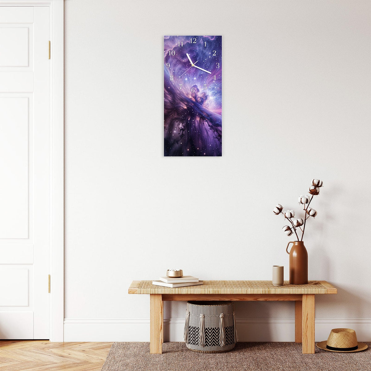 Moderne Wanduhr aus Glas mit Farbtiefe – Wanduhr Galaktisches Leuchten aus Glas – Hochformat 30 × 60 cm