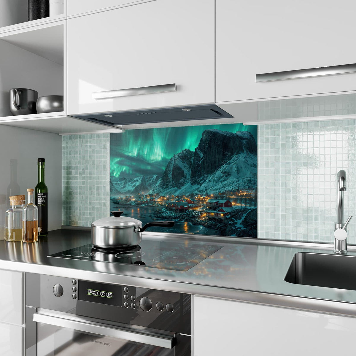 Küchenrückwand aus Glas Nordlichter über Fjord im Hochformat als Spritzschutz hinter dem Kochfeld, über dem Fliesenspiegel montiert
