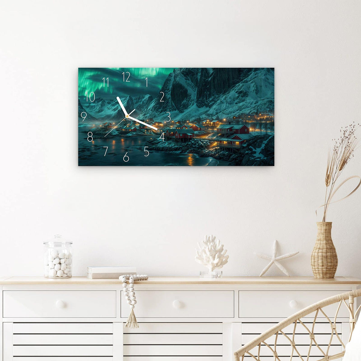 Wanduhr Nordlichter über Fjord aus Glas – Querformat 60 × 30 cm – Polarlicht über verschneitem Fjord
