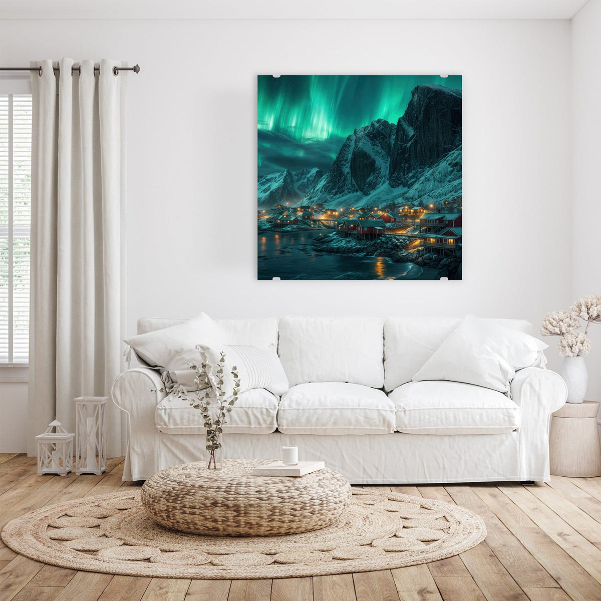 Glasbild Nordlichter über Fjord an der Wand – Grünes Polarlicht über verschneiten Felsen und einem beleuchteten roten Fischerdorf am Wasser