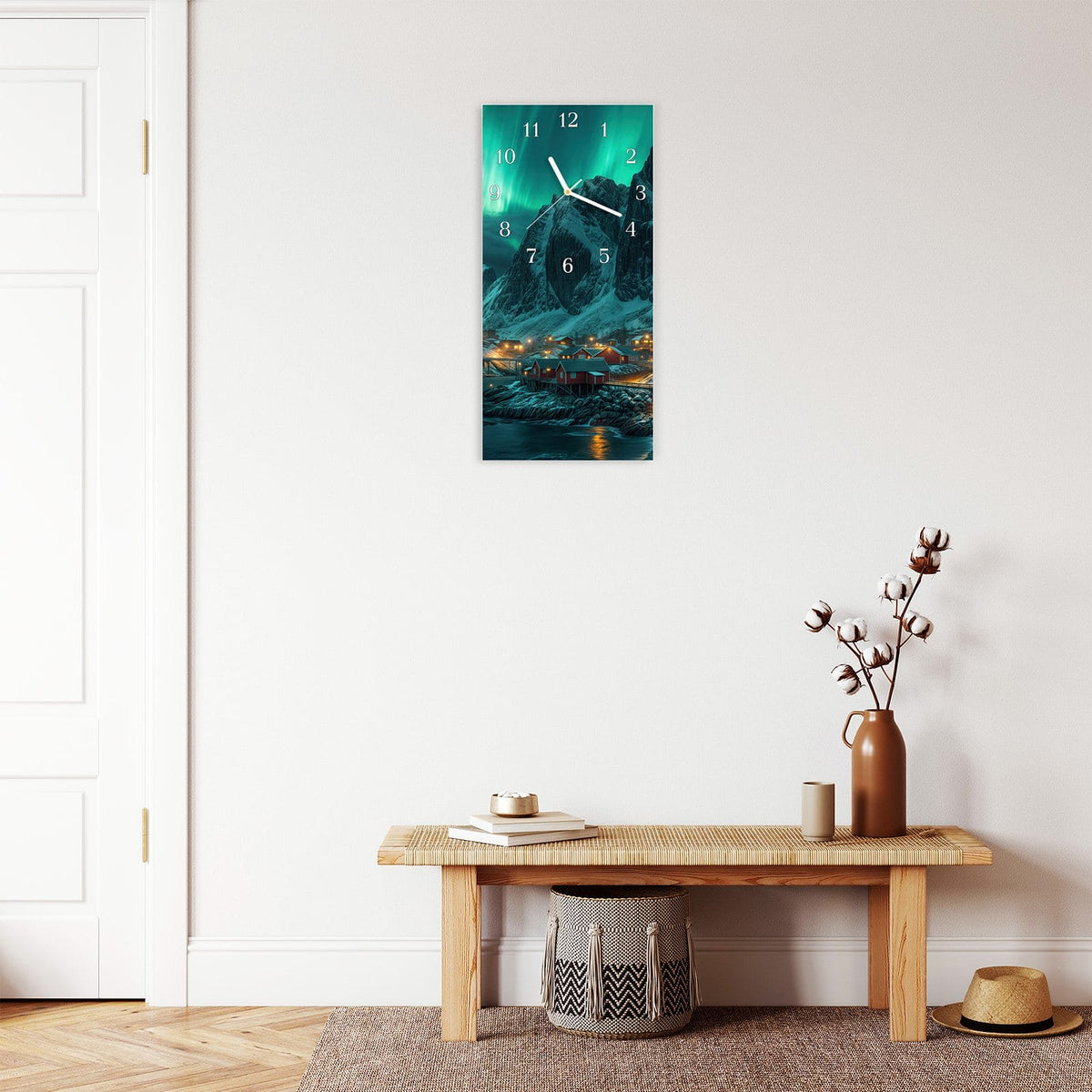 Moderne Wanduhr aus Glas mit Farbtiefe – Wanduhr Nordlichter über Fjord aus Glas – Hochformat 30 × 60 cm