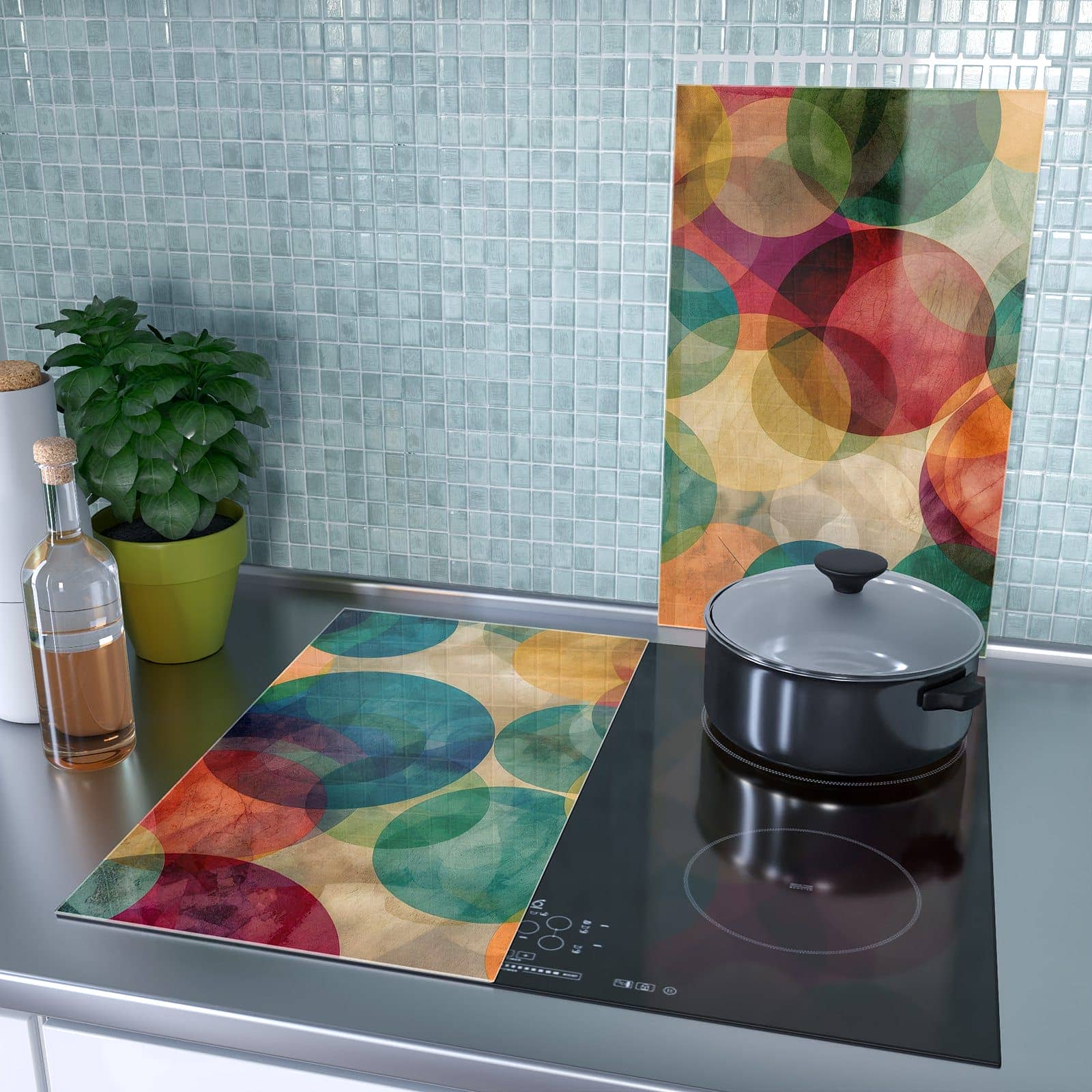 2-teilige Herdabdeckplatte aus Glas mit Farbenfrohe Kreise-Motiv als Spritzschutz hinter dem Kochfeld