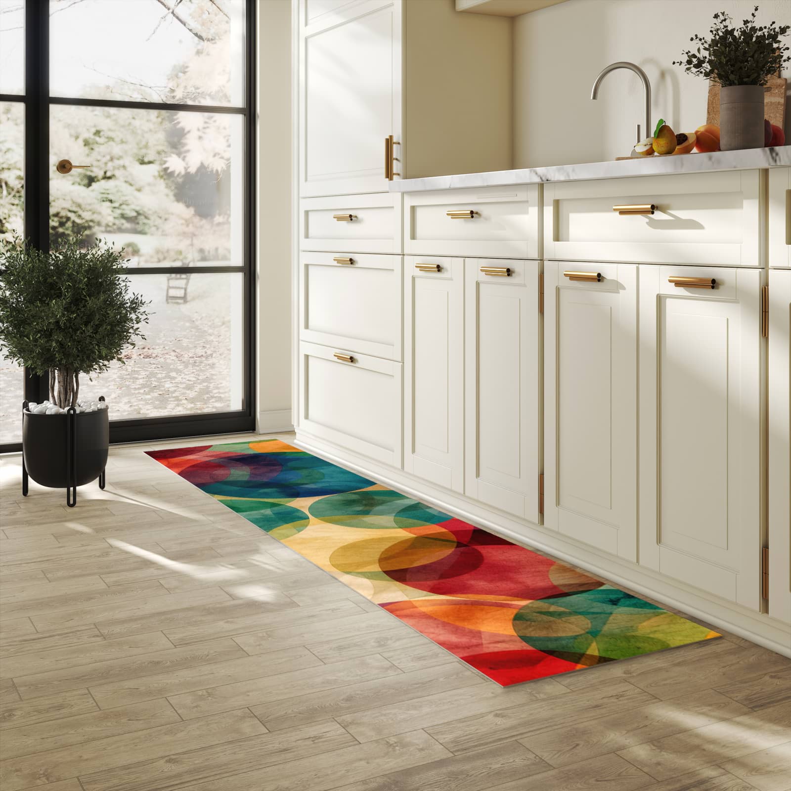 Bodenschonender waschbarer Küchenteppich mit Motiv Farbenfrohe Kreise in heller Küche