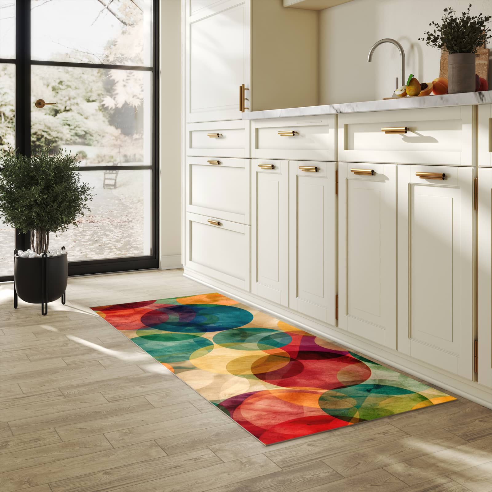Rutschfester Küchenteppich mit Motiv Farbenfrohe Kreise in heller Küche für sicheren Stand