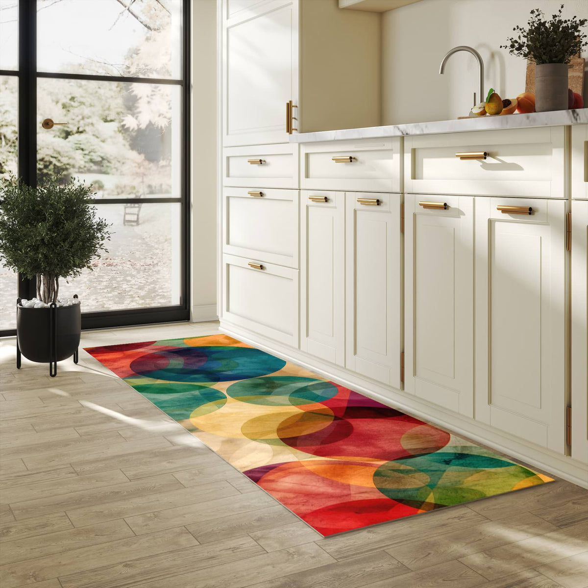 Zeitsparender waschbarer Küchenteppich mit Motiv Farbenfrohe Kreise in heller Küche
