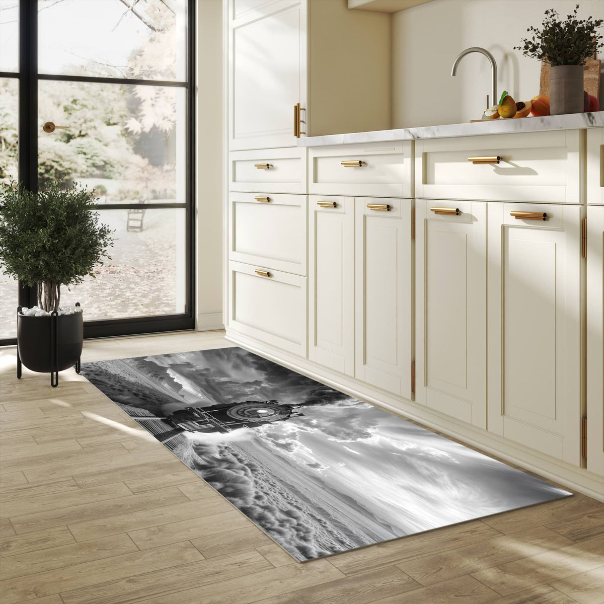 Langlebiger Küchenteppich mit Motiv Dampflok in Wüste in heller Küche