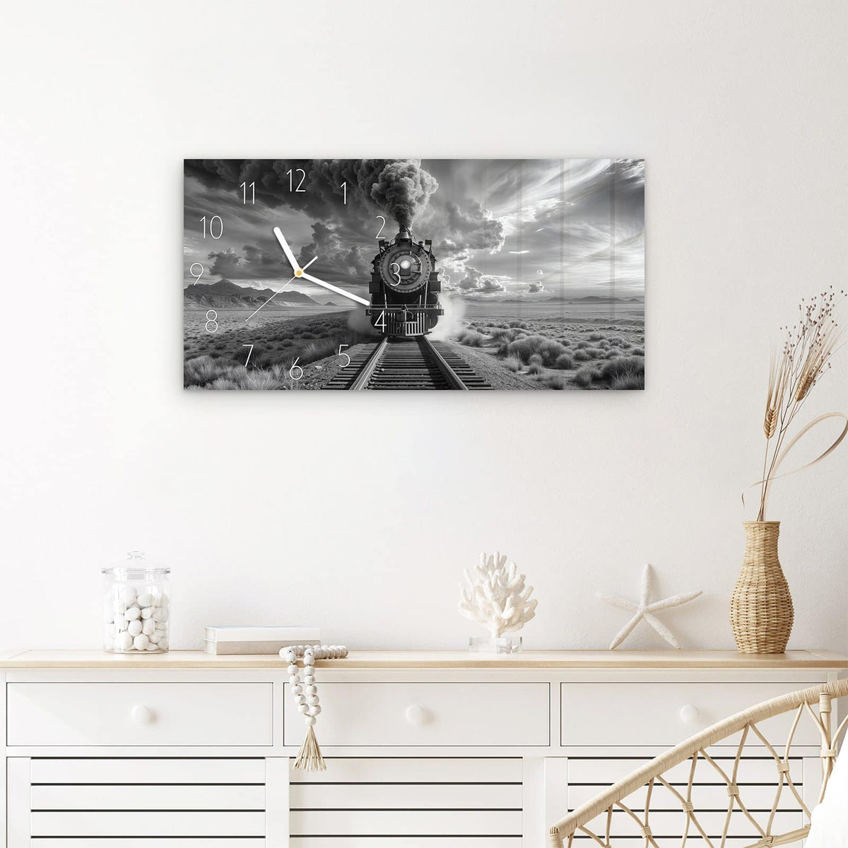 Wanduhr Dampflok in Wüste aus Glas – Querformat 60 × 30 cm – Dampflok unter dramatischen Wolken