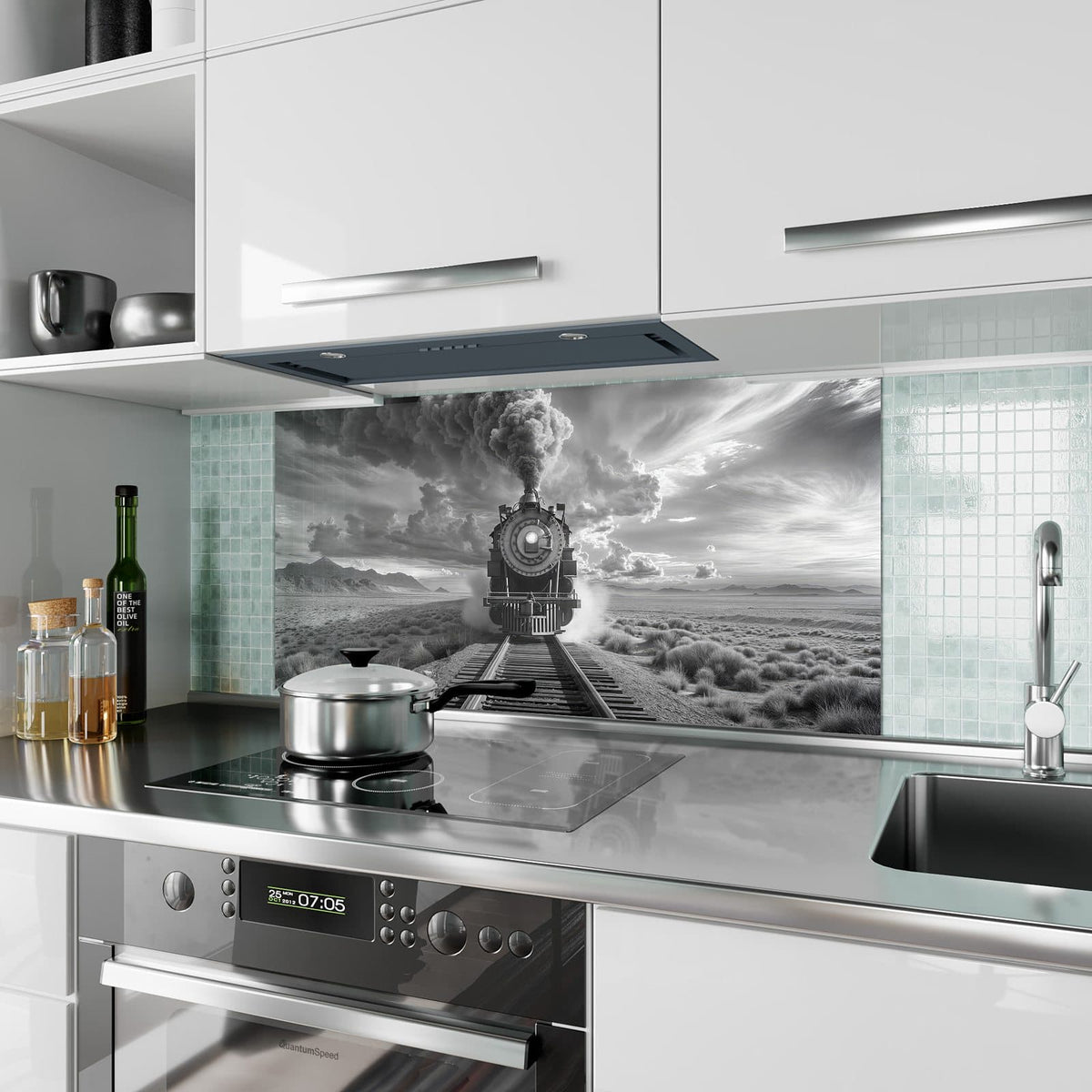 Küchenrückwand aus Glas Dampflok unter Wolken im Hochformat als Spritzschutz hinter dem Kochfeld, über dem Fliesenspiegel montiert