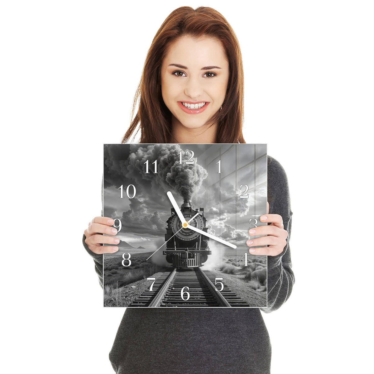 Quadratische Wanduhr aus Glas Dampflok unter Wolken in zwei Händen gehalten – Größenvergleich, 30 × 30 cm