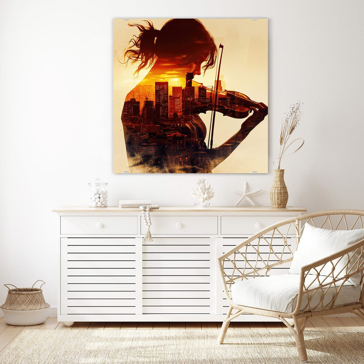 Glasbild Geige vor Skyline an der Wand – Doppelbelichtung: Geigerin im Profil, in ihrer Silhouette eine Skyline im Abendrot