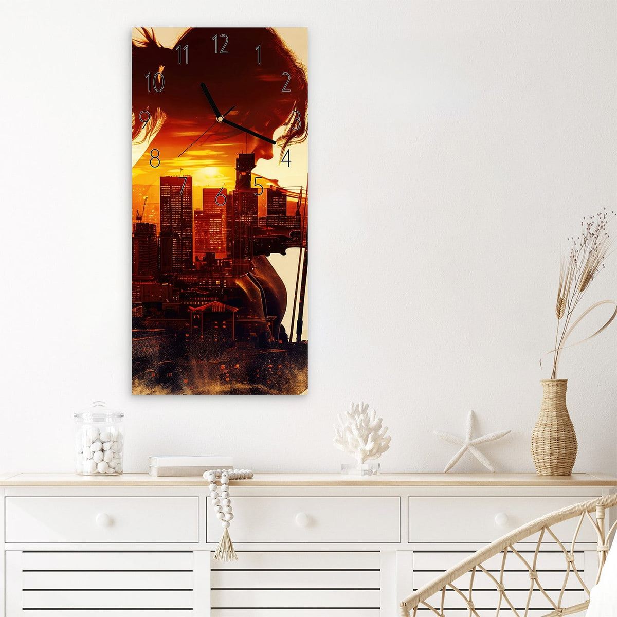 Wanduhr Geige vor Skyline aus Glas – Hochformat 30 × 60 cm – Geigerin in Doppelbelichtung