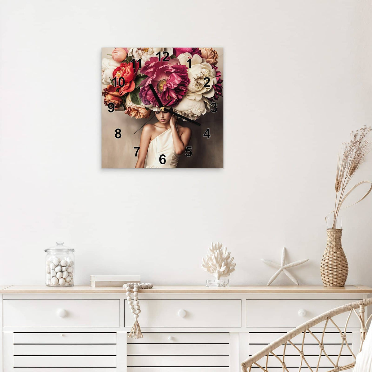 Quadratische Wanduhr aus Glas Frau mit Blumenhut mit Ziffernblatt Modern über einem weißen Sideboard