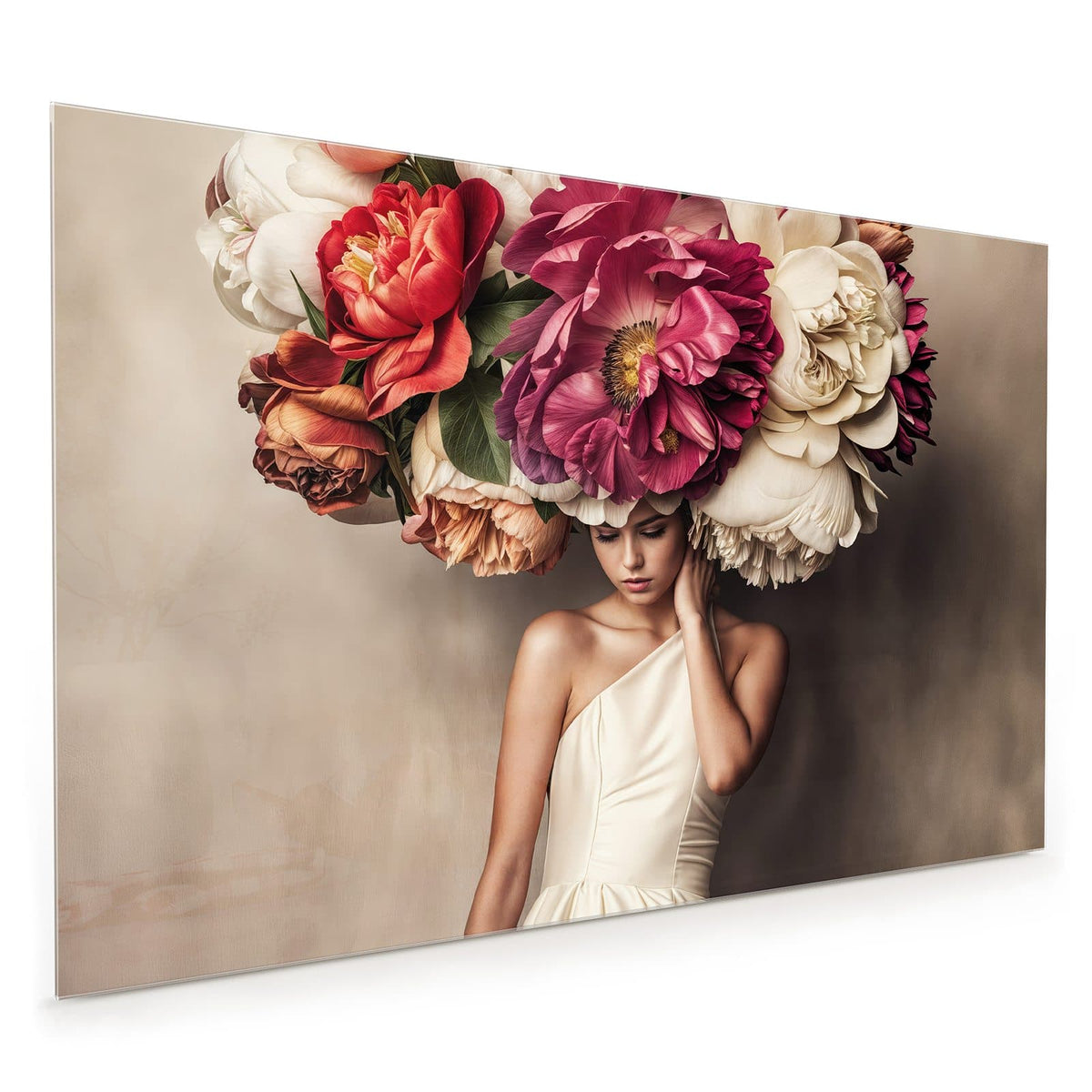 Küchenrückwand aus Glas im Hochformat mit Motiv Frau mit Blumenhut: Frau in cremefarbenem Kleid mit riesigem Hut aus Pfingstrosen und Rosen