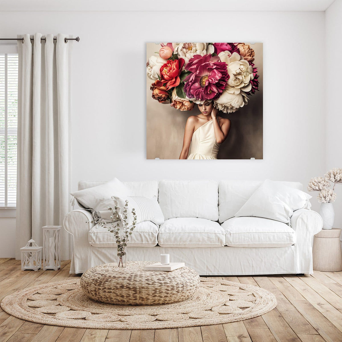 Glasbild Frau mit Blumenhut an der Wand – Frau in cremefarbenem Kleid mit riesigem Hut aus Pfingstrosen und Rosen