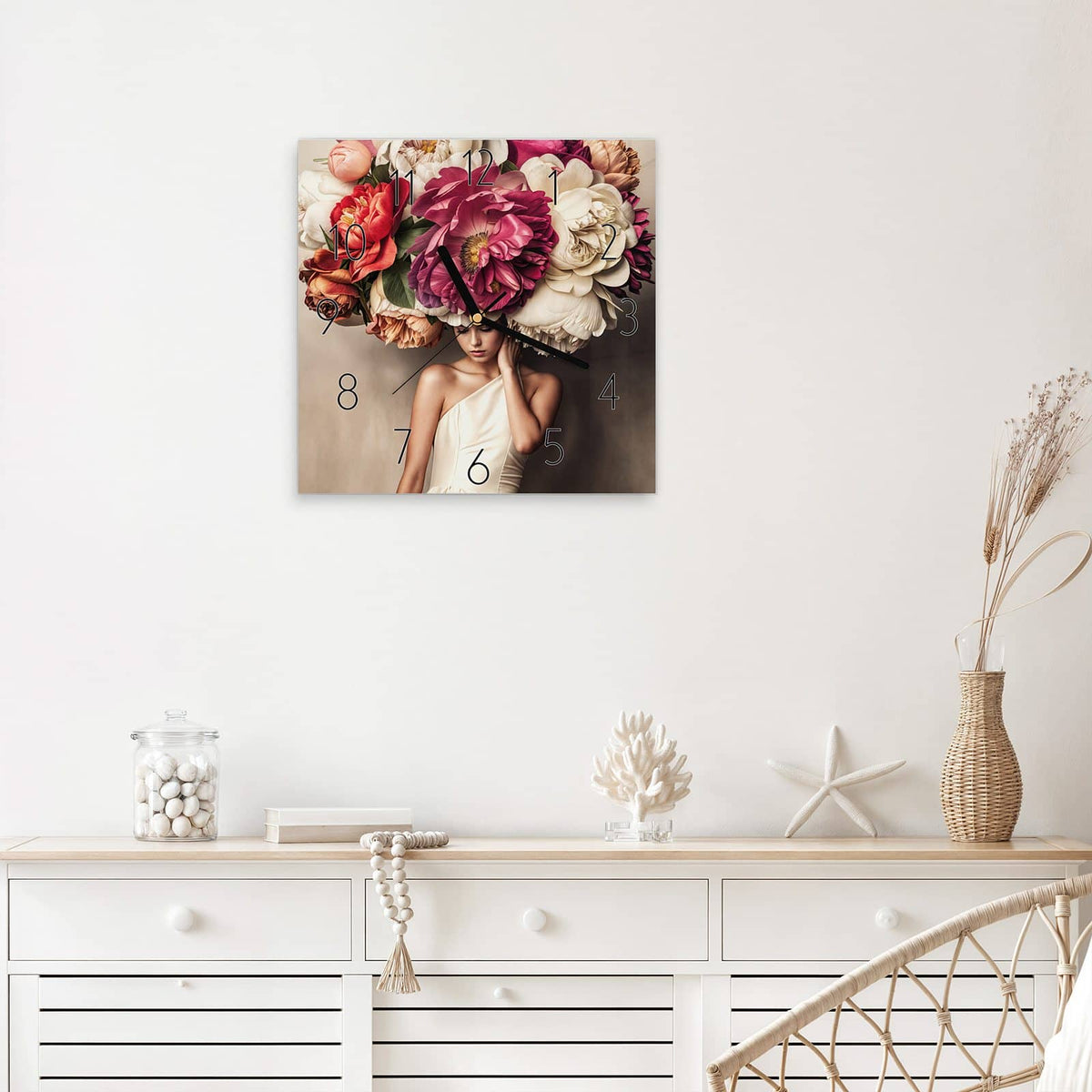 Quadratische Wanduhr aus Glas Frau mit Blumenhut mit Ziffernblatt Elegant über einem weißen Sideboard